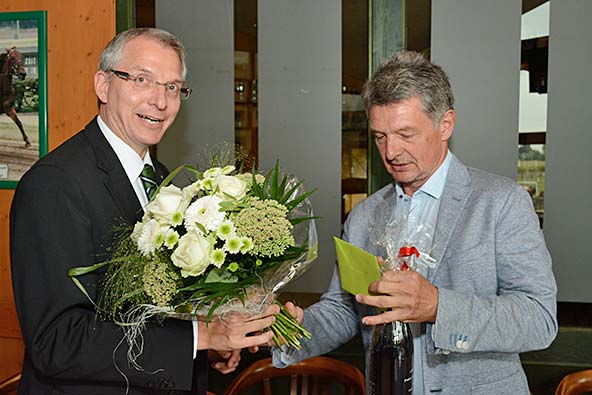 Rennvereinspräsident Uwe Zevens bedankt sich bei Herrn Marc Wiederuh für die jahrelange Unterstützung durch die Volksbank Kleverland als Hauptsponsor ...