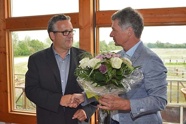 ... und begrüßt Herrn Christian Nitsch von der Fa. Clivia als neuen Hauptsponsor des Renntages.
