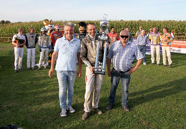Vor den Augen der Konkurrenten präsentiert Rick Ebbinge den mächtigen Sieger-Pokal, der ihm von Uwe Zevens (links) und Gerd Holtermann (rechts) übergeben wurde - © traberfoto-sx
