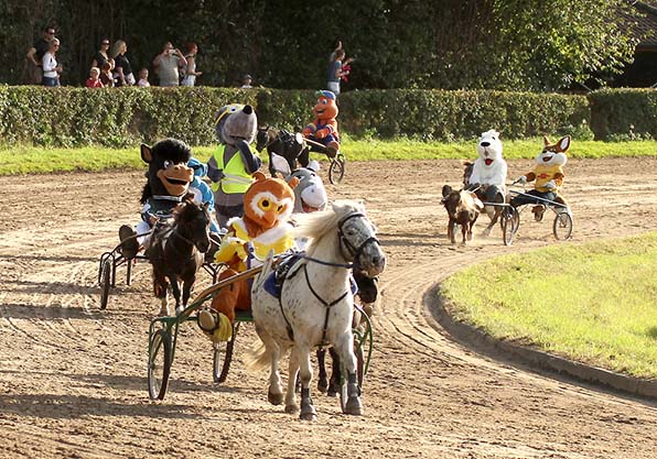 Ein Maskottchen-Minitraber-Rennen sorgte im vergangenen Jahr für Begeisterung - © traberfoto-sx