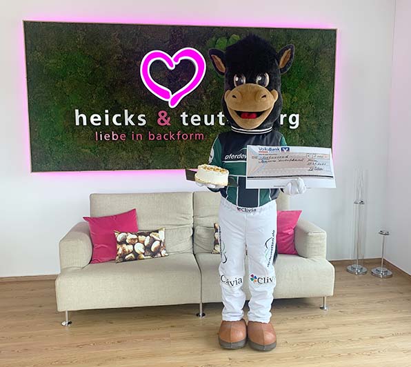 Maskottchen Mady freut sich bereits, die Spenden an die Elterninitiative der Kinderkrebsklinik Düsseldorf weiterzureichen