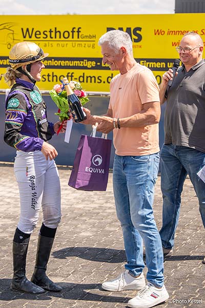 K&ouml;nnte auch am Niederrhein-Renntag so sein: Uwe Zevens gratuliert Trabreit-Championesse Ronja Walter zum Sieg